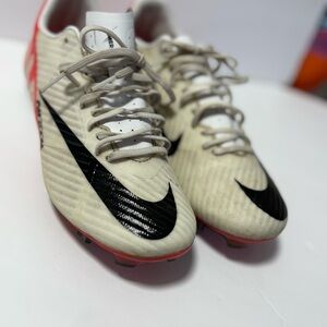 Nike Cream and Black Athletic Cleats‎